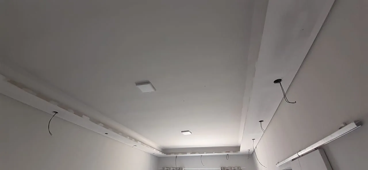 Rebaixo e detalhe de forro em Drywall em obra real da DRYX