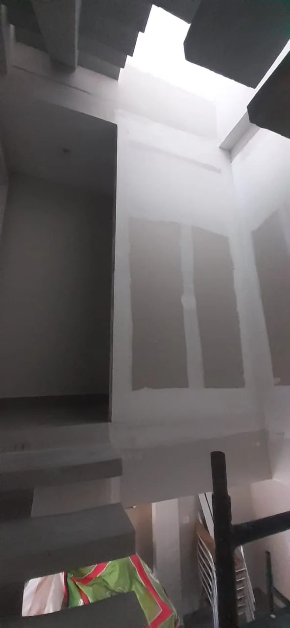Parede de gesso em Drywall em execução em obra real da DRYX
