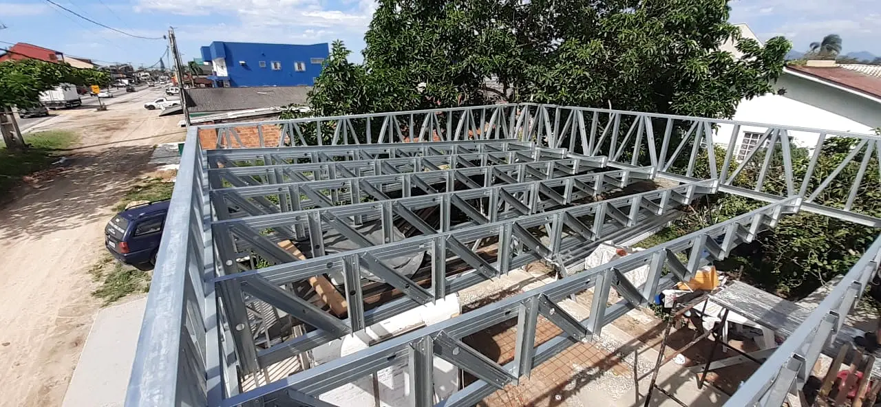 Estrutura em steel frame em montagem — registro do acervo DRYX