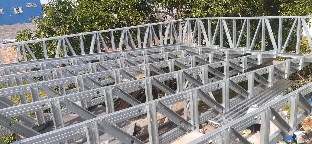 Estrutura em steel frame em montagem — registro do acervo DRYX